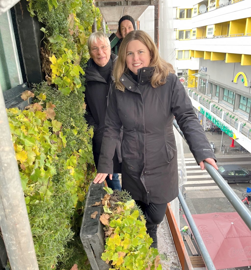 Bürgermeisterin Clara Herrmann an der begrünten Fassade der Bibliothek. Foto QM.