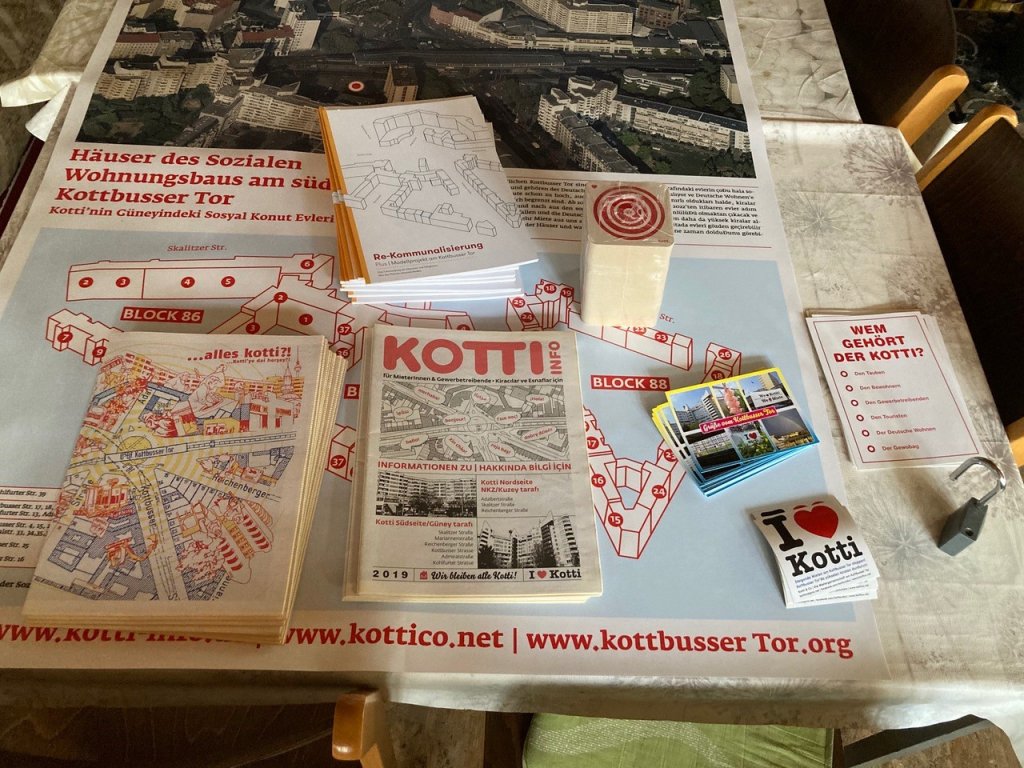© Kotti Coop e.V.: „Als Nachbarschaftsverein Kotti Coop e.V. sehen wir uns in der Rolle, Räume für prozesshafte Aushandlungen verschiedenster Positionen zu schaffen und dabei bewusst auf die unterschiedlichen Bedürfnisse der diversen Nachbarschaft am Kottbusser Tor einzugehen. Angestrebt wird dabei immer eine möglichst weitreichende Beteiligung der Menschen im Sinne ihrer Selbstermächtigung und Selbstorganisation“
Das Kottbusser Tor als soziale Praxis: Projekt (Re)Kommunalisierung Plus I - II: Studie und Umsetzungen Phase I: Die Studie (2019)
Ziel der Studie war es, die aktuellen Probleme, Verschlechterungen und Wünsche der Bewohnerschaft hinsichtlich ihrer Wohnsituation am Kottbusser Tor zu erarbeiten, zu diskutieren und zu evaluieren. Im Fokus stand besonders die Frage, nach Formen von Partizipation und Mitbestimmung bei der Gestaltung ihrer Wohnsituation.
Als Grundlage für ein Modellprojekt wurden im Rahmen der Studie Bedingungen und Möglichkeiten für eine weiterreichende Selbstverwaltung der Mieterschaft untersucht. So wurden Ideen für eine Mieterschaftmitbestimmung herausgearbeitet und untersucht, um modellhaft Strukturen der Mit-Verwaltung in den Sozialwohnungen rund um das Kottbusser Tor zu entwickeln resp. zu schaffen.
In der Studie werden fünf Handlungstypen identifiziert, je nach ihren Ausprägungen, Erwartungen und Ressourcen. Deutlich wird, dass die Bewohnerschaft bereit ist, sich in Fragen ihrer Wohnsituation sowie ihres Wohnumfeldes einzubringen – hier geht es auch um Themen wie „Sauberkeit / Müllvermeidung“ und „Sicherheit“. Zudem sprechen sich viele dafür aus, ein Mitspracherecht zu bekommen, vor allem wenn es um Mietfragen oder Nebenkosten sowie Mängel am Haus und in der Wohnung geht. Insgesamt kann gesagt werden, dass die Studie deutlich macht, dass es eine breite Zustimmung für mehr Mit-Bestimmung und „Mit-Verwaltung“ gibt, mit den Ziel, Problemlagen zu lösen, die Wohnsituation zu verbessern und das nachbarschaftliche Zusammenleben zu stärken.
Link zur Studie: kottbussertor.org
![Foto: Kotti Coop Foto: Kotti Coop