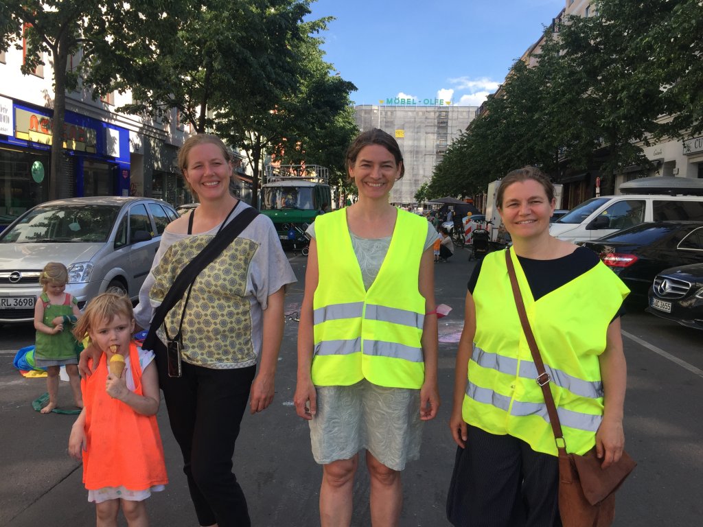 Engagement in gelb: Judith, Caroline, Katharina © QM ZKO