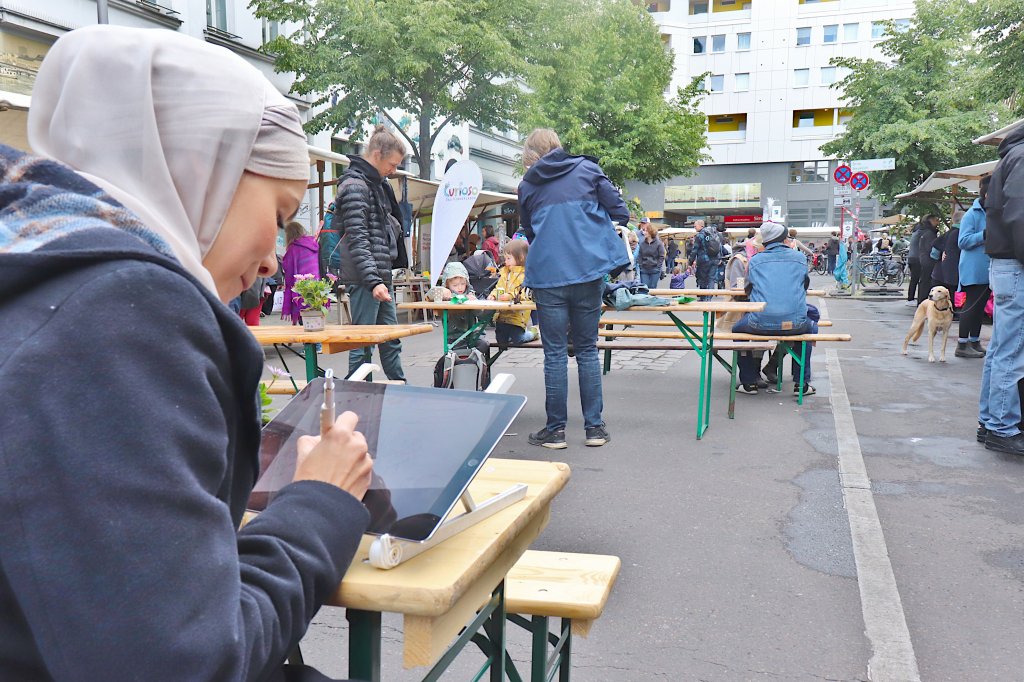 Zeichnerin hält Treiben fest. Foto: Andrei Schnell