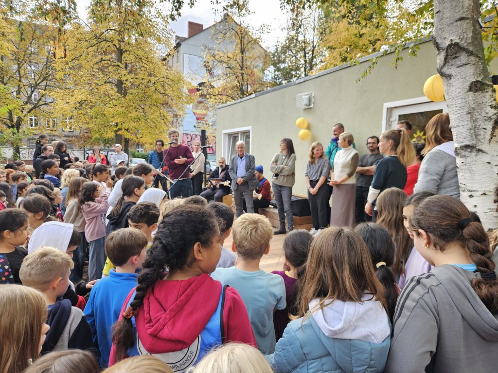Feier an der Hunsrück-Grundschule zur Eröffnung des Schüler-Eltern-Cafés. Foto: Schule